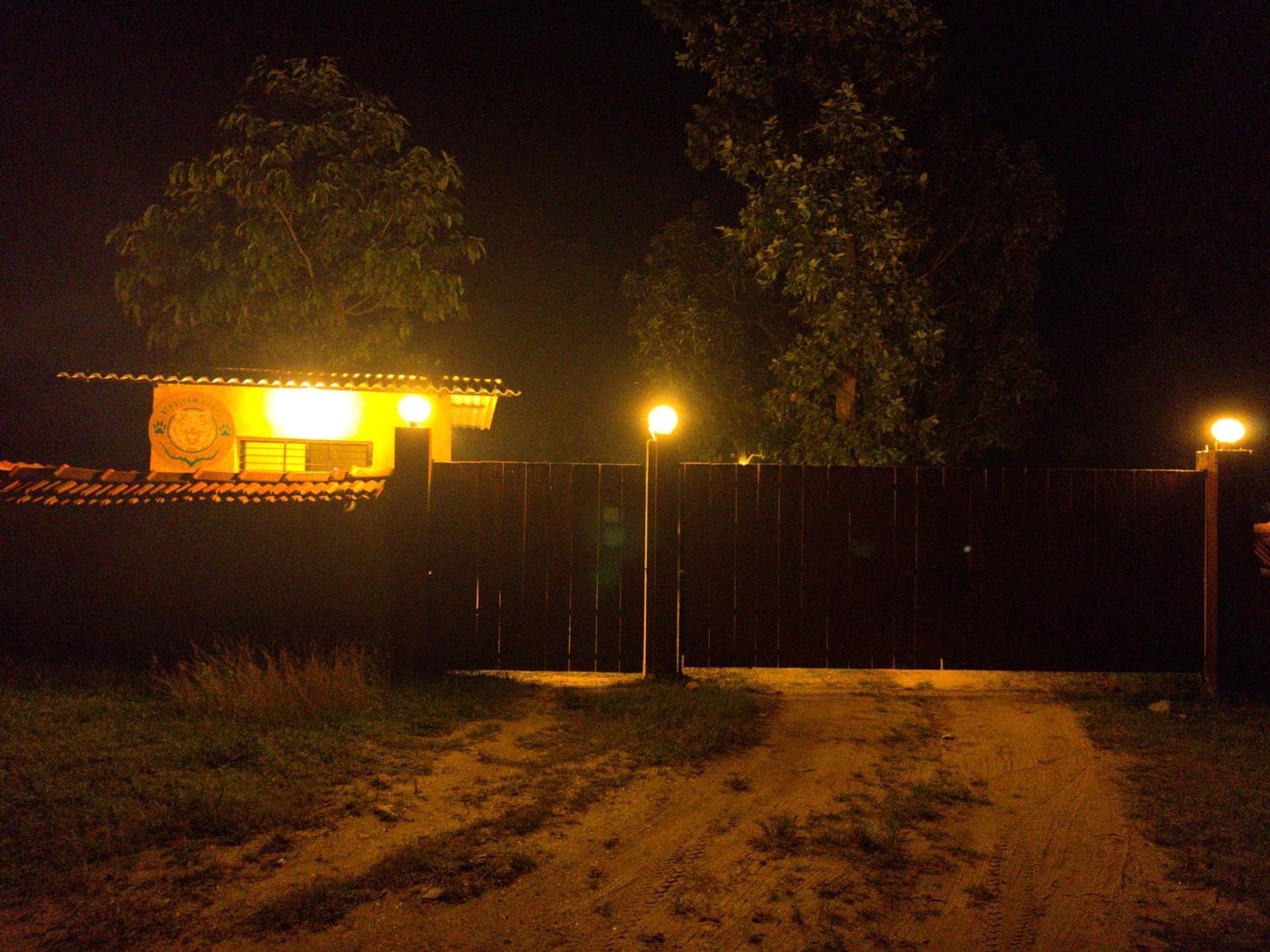 Athulyam Kanha, Kanha National Park, Mukki Gate Khāpa Exterior photo